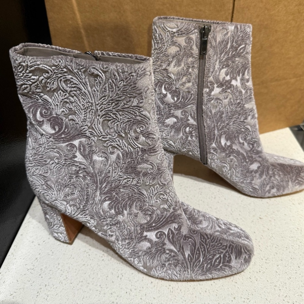 Chic Patterned Ankle Boots in  Light Lilac Gray